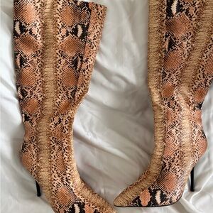 Chic Snakeskin Patterned Heeled Boots